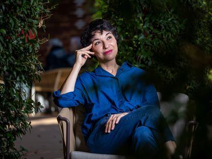 La escritora barcelonesa María Isabel Sánchez Vegara posa en la Fundación Kálida de Barcelona, para personas que conviven con el cáncer.