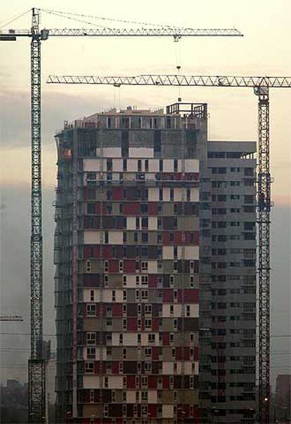 Grúas en Sanchinarro,  nuevo barrio de Madrid.