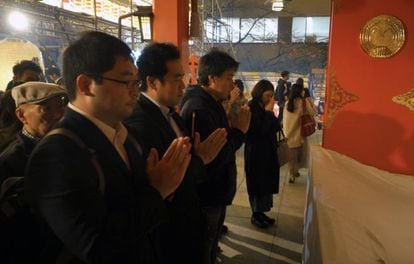 Japoneses rezando en un templo