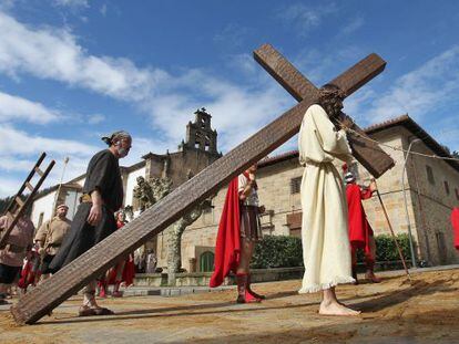 Un momento de la representación del Vía Crucis en Balmaseda.