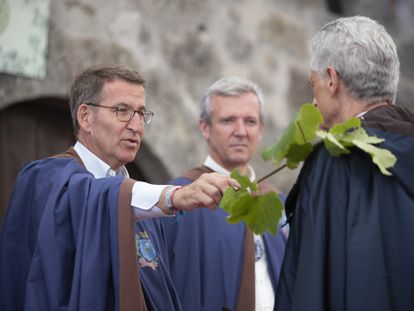 El líder del PP, Alberto Núñez Feijóo, y el presidente de la Xunta de Galicia, Alfonso Rueda, el pasado 6 de agosto en la fiesta del albariño, en Cambados (Pontevedra).