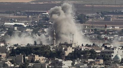 Bombardeo en la ciudad de Ras al Ain, este martes, visto desde la frontera turca.
