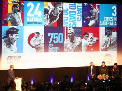 Djokovic, con el micrófono, interviene durante la presentación de la nueva Copa del Mundo, ayer en el O2 de Londres.