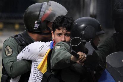 La Guardia Nacional Bolivariana detiene a un manifestante en la huelga general.