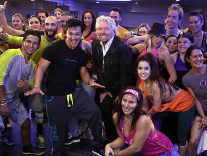 Richard Branson, due&ntilde;o de Virgin, y Beto Perez, el creador de Zumba, en una clase magistral en el gimnasio Virgin Active.
 
 