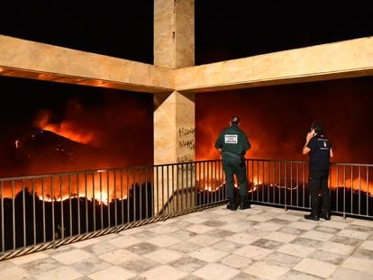 Guardias civiles contemplan el fuego de Ceuta, esta mañana.