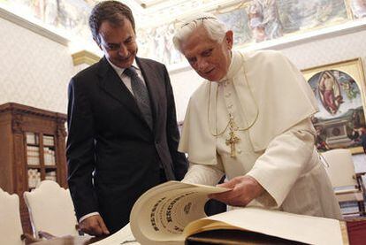 Zapatero y el Papa, durante su encuentro en el Vaticano.