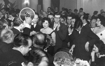 La escritora Ana María Matute, durante la gala de entrega del Premio Nadal, el 8 de enero de 1960.