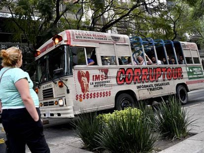 Activistas ofrecen una visita guiada por puntos relacionados con escándalos de corrupción en Ciudad de México.