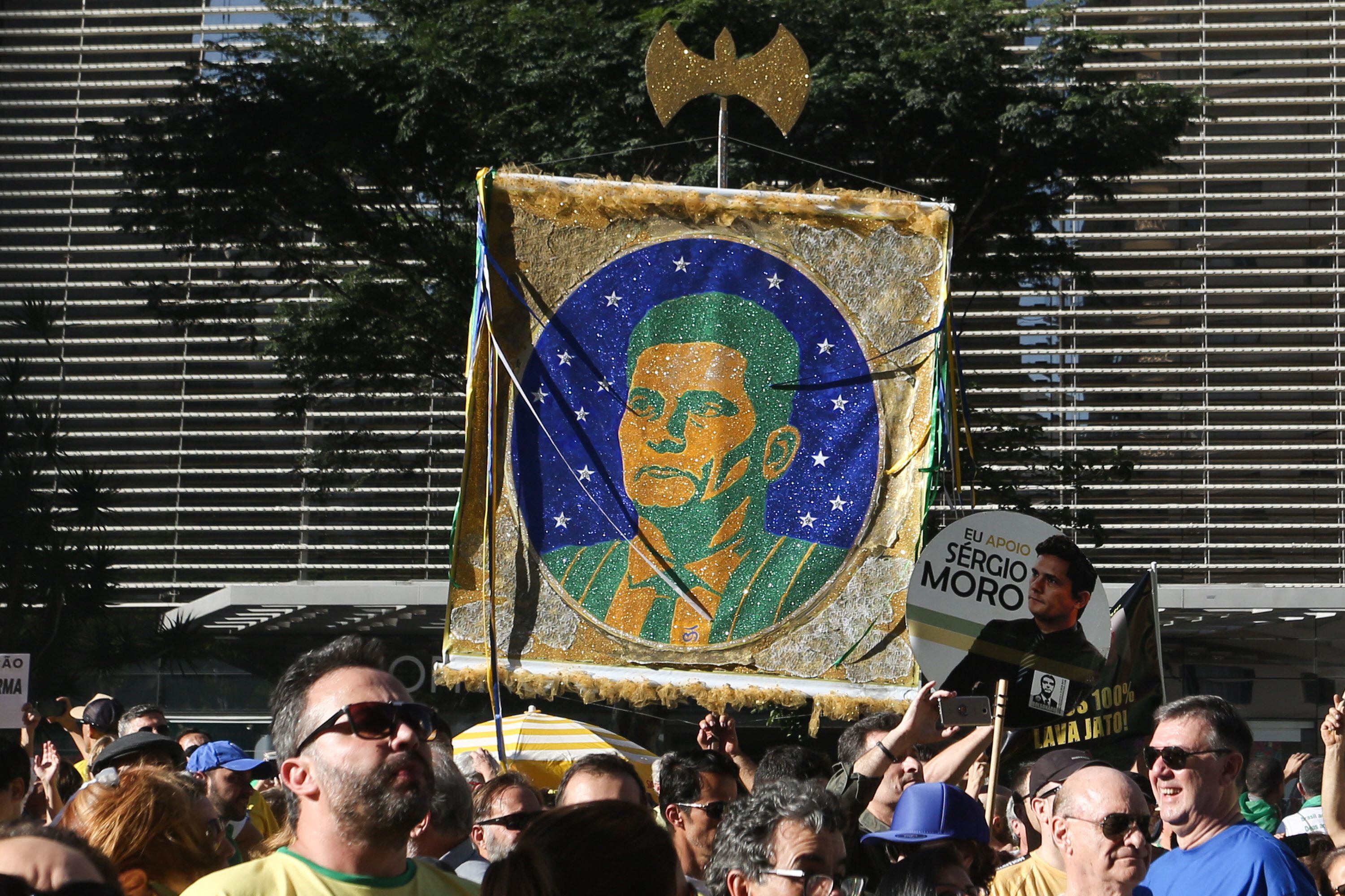 Una multitud de manifestantes apoya a Sergio Moro en junio de 2019, tras conocerse los mensajes que intercambiaba con fiscales del caso Lava Jato.