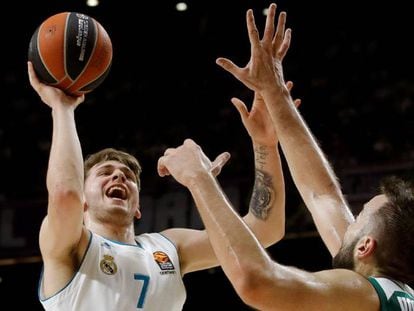 Luka Doncic lanza ante Ian Vougioukas, durante el cuarto partido entre el Real Madrid y el Panathinaikos