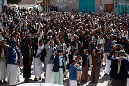 Simpatizantes Huthi piden el fin de la campaña militar saudí en Yemen, este viernes.