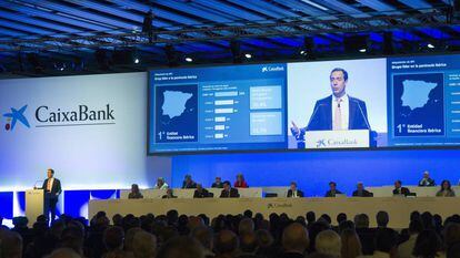 Gonzalo Gortázar, consejero delegado de CaixaBank, se dirige a los accionistas en la última junta general