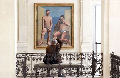 Un visitante fotografía 'La flauta de Pan', de Picasso, en el museo del pintor en París.
