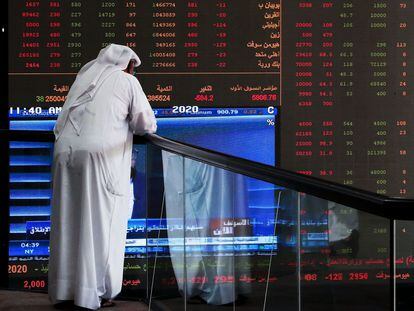 Un inversor, este domingo frente a un panel de la Bolsa de Kuwait.