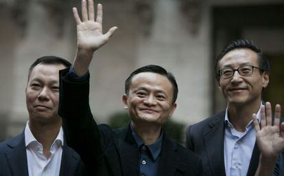El fundador d'Alibaba, Jack Ma (centre), amb dos executius a la porta de la Borsa de Nova York.