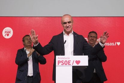 El actual alcalde de Sevilla, Antonio Muñoz, tras conocerse los resultados electorales, en la sede del PSOE.