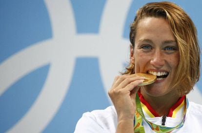 Mireia Belmonte amb la medalla d'or en els 200 estils.