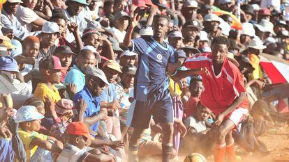 El balón une a 1.200 jóvenes en la tierra manchada por el ‘apartheid’
