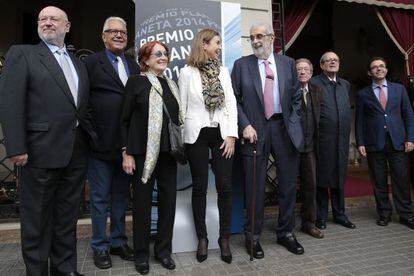 Jos&eacute; Manuel Lara, con bast&oacute;n, junto a los miembros del jurado del premio Planeta 2014.
