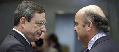 El presidente del BCE, Mario Draghi (izquierda) y el ministro de Econom&iacute;a, Luis de Guindos, en una foto de archivo.