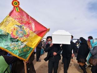 La familia y los vecinos de Esther enterraron a la niña el martes 7 de julio en el cementerio Mercedario de El Alto.