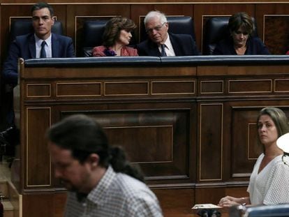 Pablo Iglesias pasa frente a Pedro Sánchez de camino a la tribuna del Congreso en la sesión de investidura del 25 de julio.