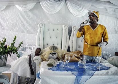 Moses Hlongwane da un sermón en su boda con una de sus discípulas.