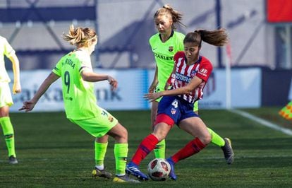Lola Alexandrei, del Atlético, controla el balón ante Mariona Caldentey, del Barcelona. 