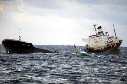 El petrolero 'Prestige', partido en dos, se hunde a 250 kilómetros de la costa gallega, en aguas del Atlántico.