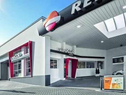 En la imagen, la estación del presente y del futuro de Repsol: el centro de servicios, en plural.