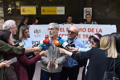 Portavoces de los sindicatos de Inspección atienden a la prensa este jueves frente a la sede de Función Pública, en Madrid.