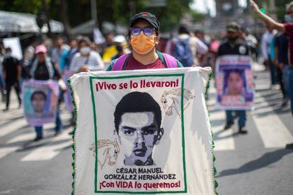 A casi 8 años de su desaparición, familiares de los 43 normalistas de Ayotzinapa, marcharon sobre Paseo de la Reforma para exigir justicia, el pasado 26 de junio.
