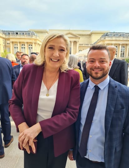 El diputado Kévin Mauvieux con la líder de Reagrupamiento Nacional, Marine Le Pen, el 22 de junio pasado.
