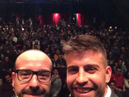 Piqu&eacute; y Pou hacen un &#039;selfie&#039; en el teatro.