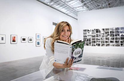 Susana Lloret en Bombas Gens y con el libro 'La suerte de dar'.