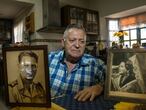 Jaime / Jacob Gal Beigueilman Francisco, junto a los retratos de sus padres.