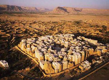 Torres de adobe de hasta nueve pisos y más de 500 años pueblan el paisaje de la ciudad de Shibam, Yemen.