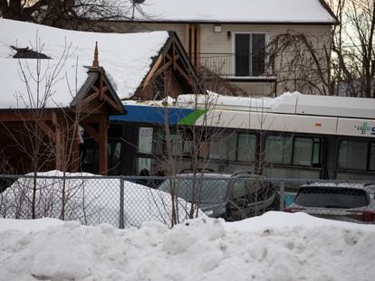 El autobús de la ciudad de Laval, estrellado en la guardería educativa Sainte-Rose, este miércoles.