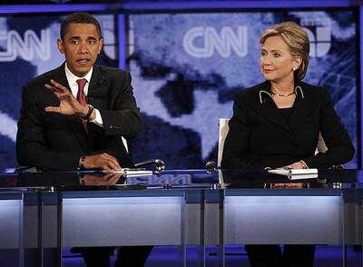 Barack Obama y Hillary Clinton, durante el debate en la noche del jueves.