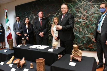 El canciller de México, Marcelo Ebrard, encabeza el acto de entrega de 79 piezas arqueológicas en el Consulado de México en Los Ángeles (Estados Unidos), el 9 de junio de 2022.