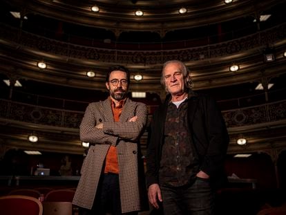 Lluís Homar, director, e Israel Elejalde, actor, en el Teatro de la Comedia de Madrid, donde presentan la obra de Lope de Vega 'Lo fingido verdadero'.