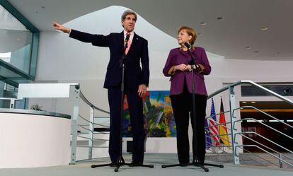 John Kerry y Angela Merkel durante una rueda de prensa en Berlín.