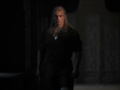 Henry Cavill, en una escena de la segunda temporada de 'The Witcher'.