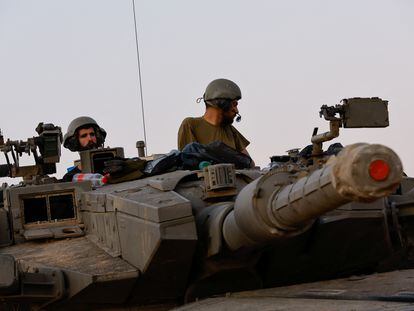 Dos soldados israelíes en un tanque Merkava, cerca de Gaza, el pasado 30 de noviembre.