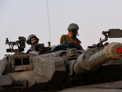 Dos soldados israelíes en un tanque Merkava, cerca de Gaza, el pasado 30 de noviembre.