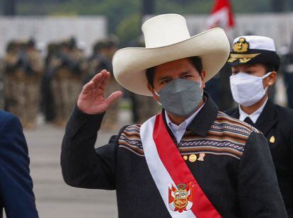 El presidente Pedro Castillo asiste al desfile militar por el día de las fiestas patrias, este viernes en Lima.