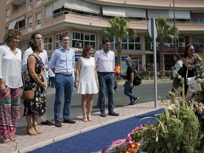 El líder del PP, Pablo Casado, participa en una ofrenda floral a las dos víctimas de ETA fallecidas en un atentado en Santa Pola en 2002.