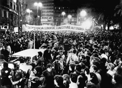 Vista general de la manifestación que, bajo el lema "Democracia, Libertad, Constitución y Autonomía", se celebró por las calles de Barcelona en repulsa por el 23-F.