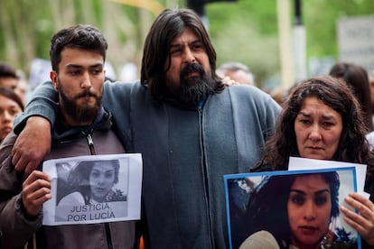 Los padres de Lucía Pérez durante una marcha para exigir justicia, en 2016